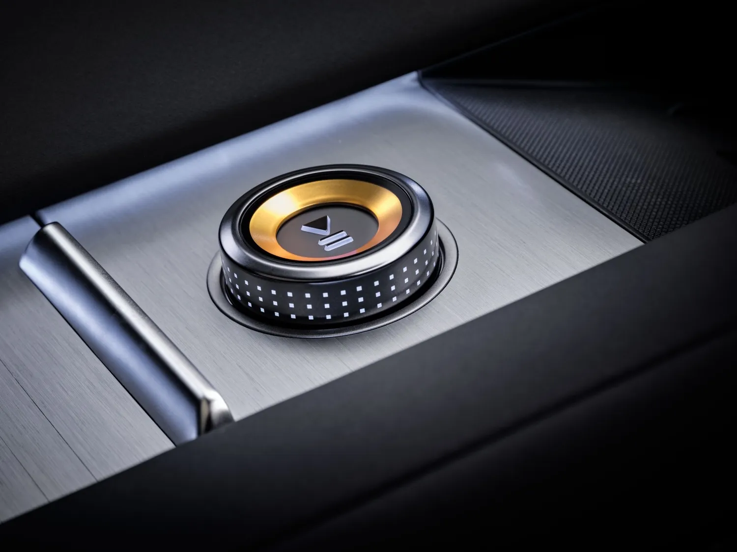 Polestar 4 SUV rotary control on the centre console